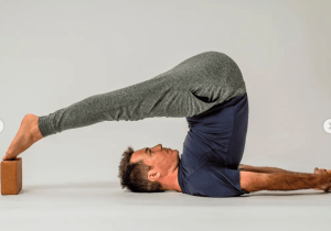 Postura del Arado usando Bloques de Yoga